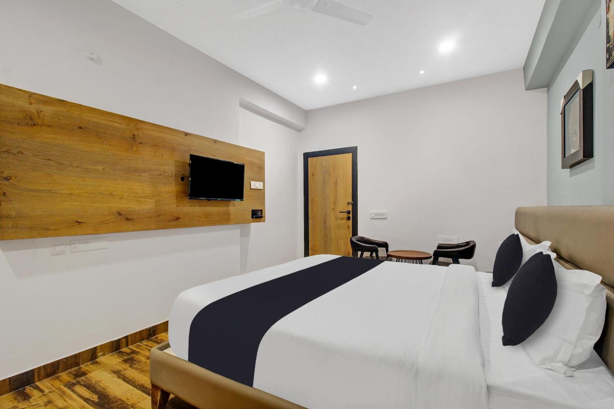 Super Townhouse Oak Hitec City Near Image Hospital 海得拉巴 外观 照片